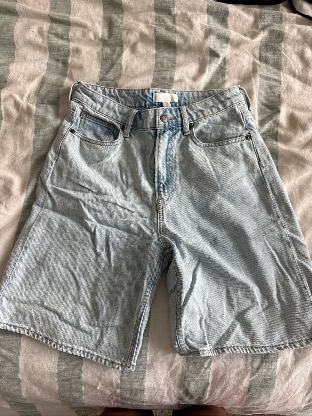 Light Wash Denim long Shorts - Casual Summer Stole